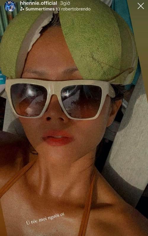 Ủ tóc bằng dầu là xưa rồi, HHen Niê dùng luôn cả quả bưởi như thế này đây!-1