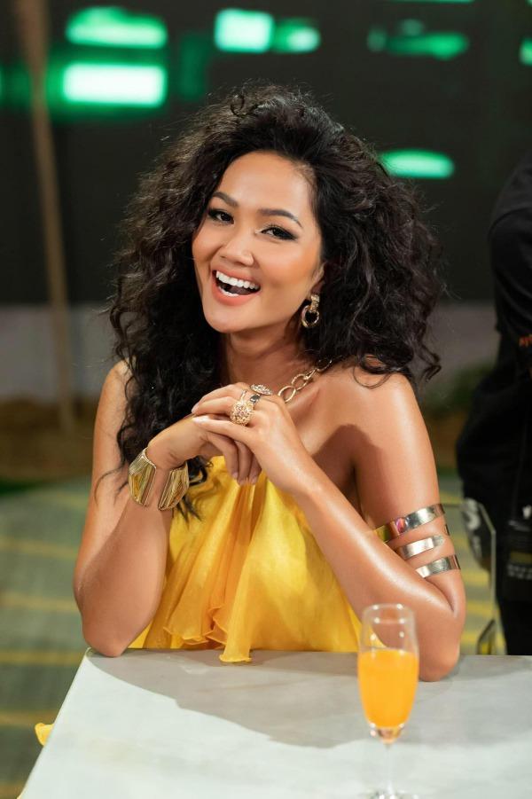 Ủ tóc bằng dầu là xưa rồi, HHen Niê dùng luôn cả quả bưởi như thế này đây!-4