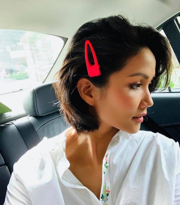 Ủ tóc bằng dầu là xưa rồi, HHen Niê dùng luôn cả quả bưởi như thế này đây!-11