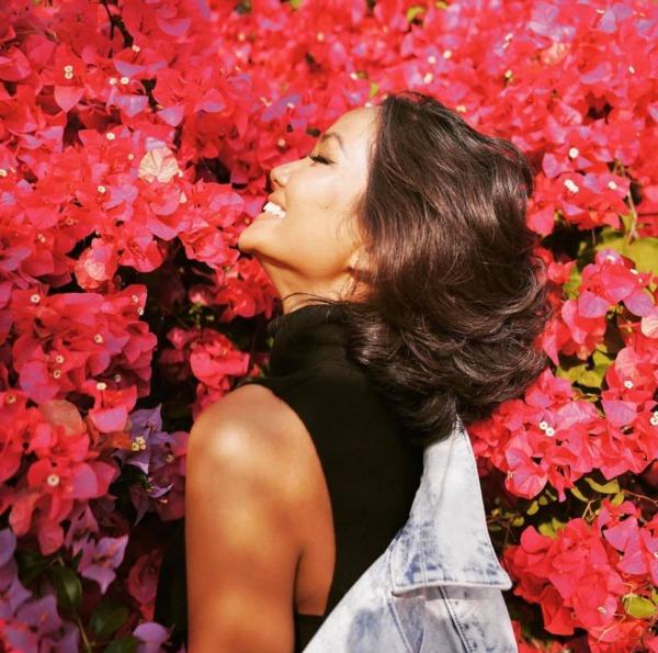 Ủ tóc bằng dầu là xưa rồi, HHen Niê dùng luôn cả quả bưởi như thế này đây!-12