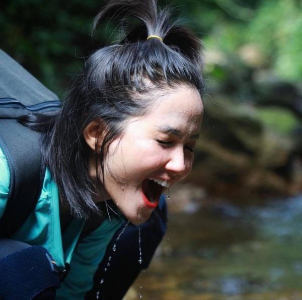 Ủ tóc bằng dầu là xưa rồi, HHen Niê dùng luôn cả quả bưởi như thế này đây!-13