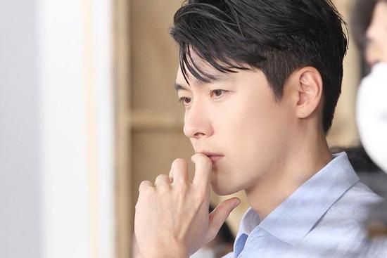 Ảnh hậu trường cực điển trai của Hyun Bin