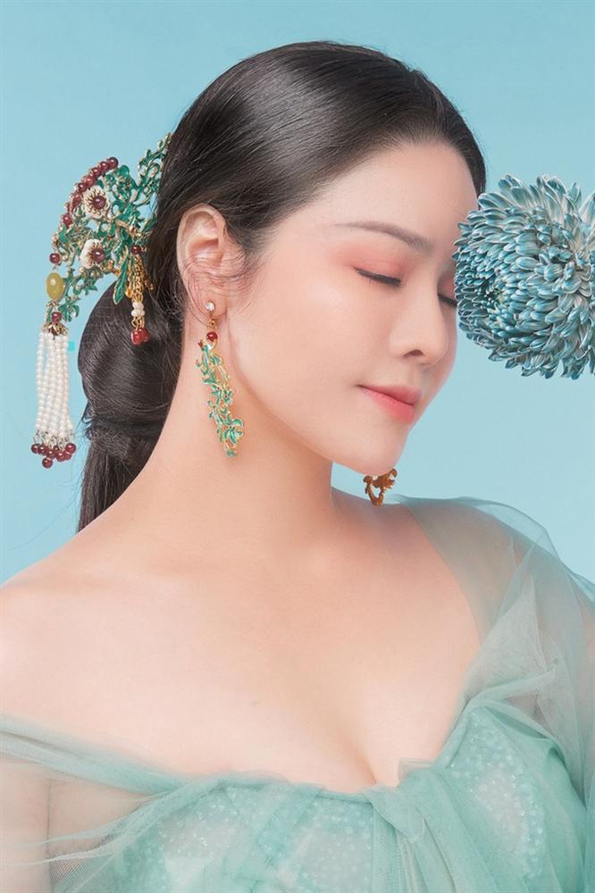 Hồ Gia Hùng xuất hiện trên sân khấu hậu ồn ào với Nhật Kim Anh - TiTi, ám chỉ ai kia hát nhép để lừa dối FC-4