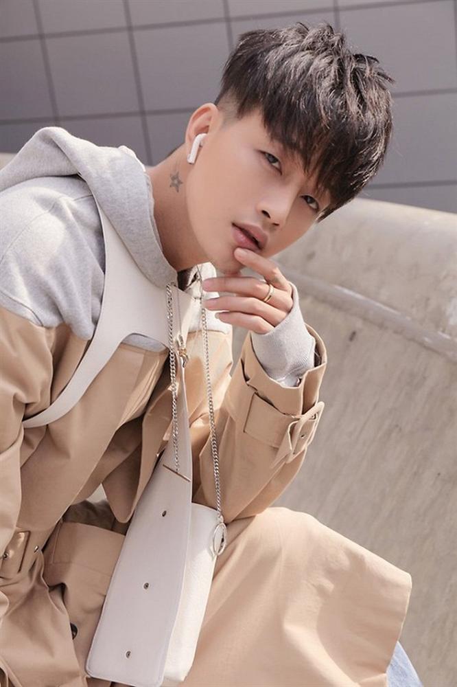 Hồ Gia Hùng xuất hiện trên sân khấu hậu ồn ào với Nhật Kim Anh - TiTi, ám chỉ ai kia hát nhép để lừa dối FC-3