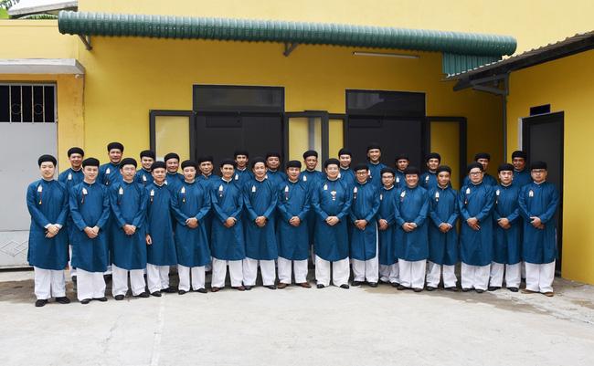 Dân mạng thích thú với hình ảnh cán bộ công chức một cơ quan ở Huế mặc Áo dài để quảng bá trang phục truyền thống quê hương-1