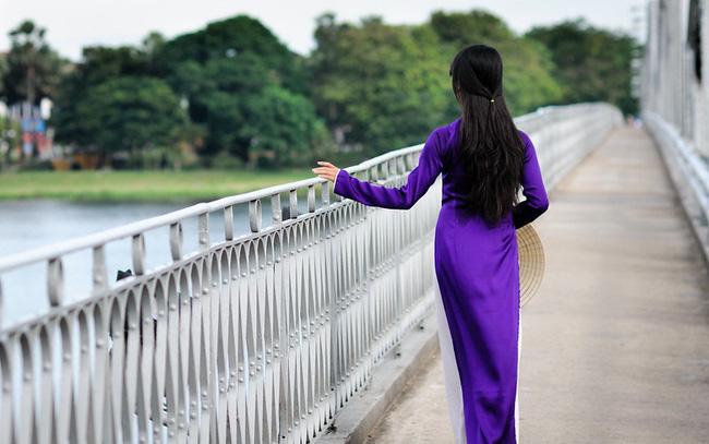 Áo dài là trang phục truyền thống tuyệt đẹp của người Việt Nam. Hãy ngắm nhìn vẻ đẹp trang nhã, thanh thoát và tinh tế của áo dài qua ảnh.