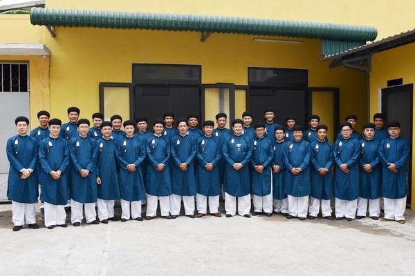 Hình ảnh nam công chức Huế mặc áo dài đi làm chiếm sóng từ truyền hình đến MXH-6