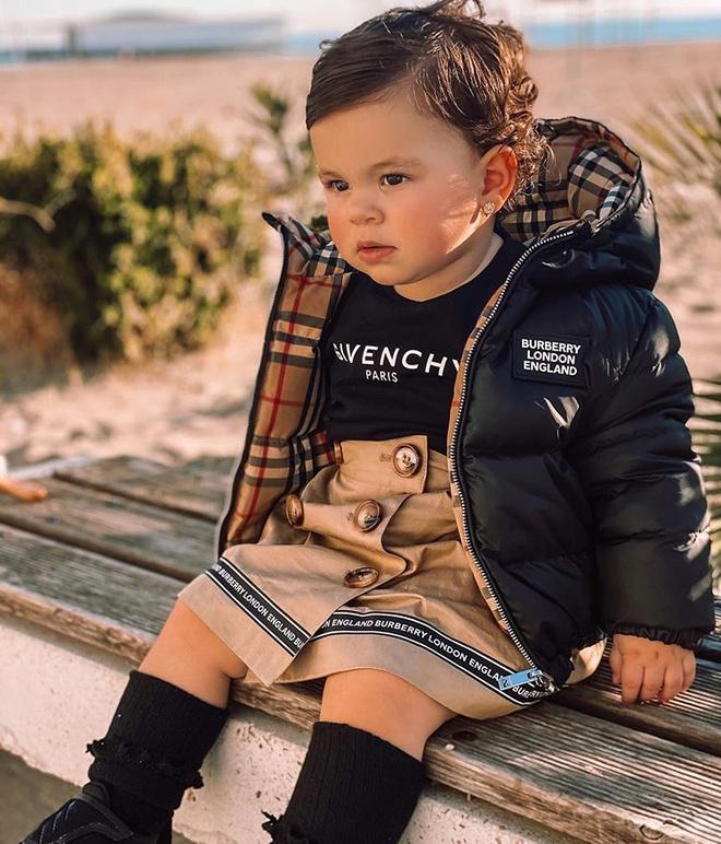 Bà mẹ bị ném đá vì chi 6.000 USD mua đồ hiệu cho con-1