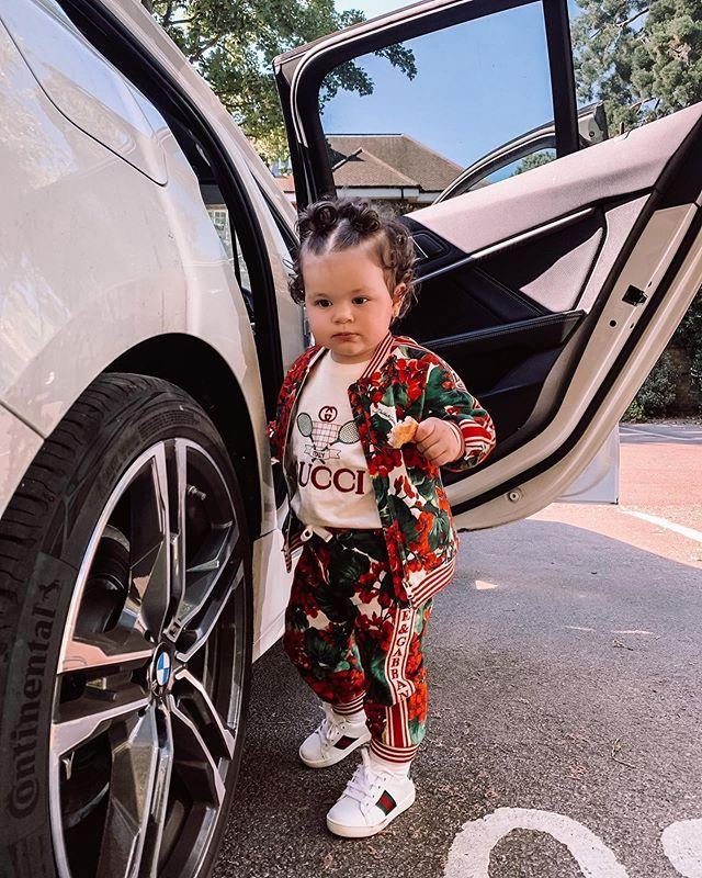 Bà mẹ bị ném đá vì chi 6.000 USD mua đồ hiệu cho con-2