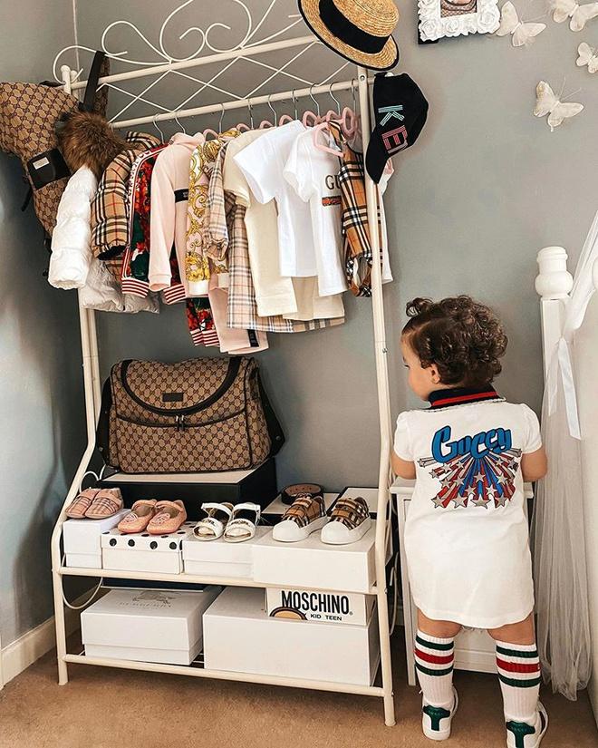 Bà mẹ bị ném đá vì chi 6.000 USD mua đồ hiệu cho con-5