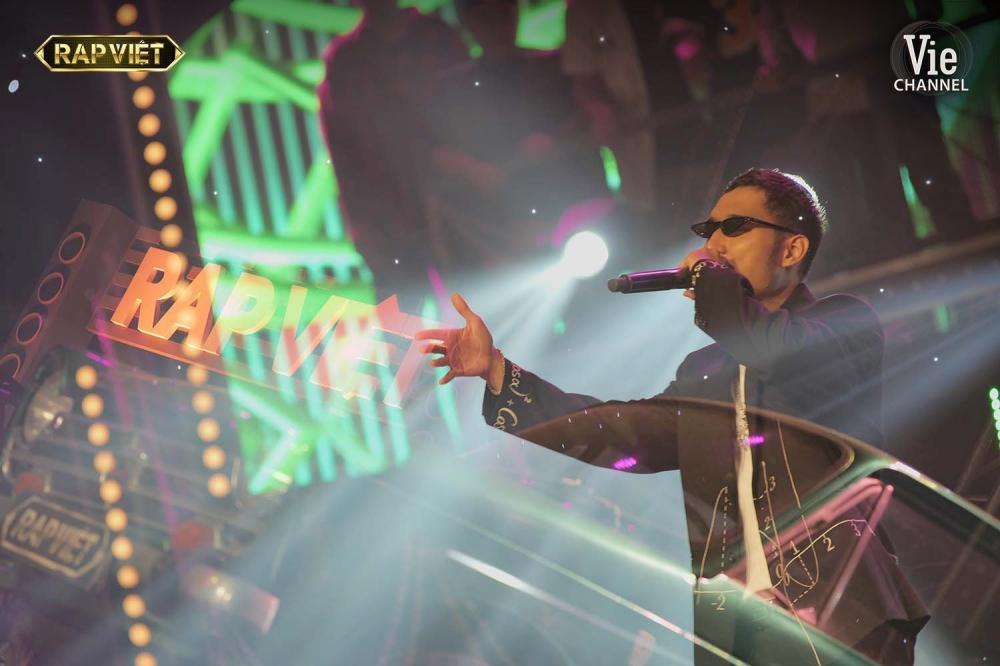 Mải ăn mừng chiến thắng, Wowy mất thí sinh vì Karik tung nón vàng phút chót-1