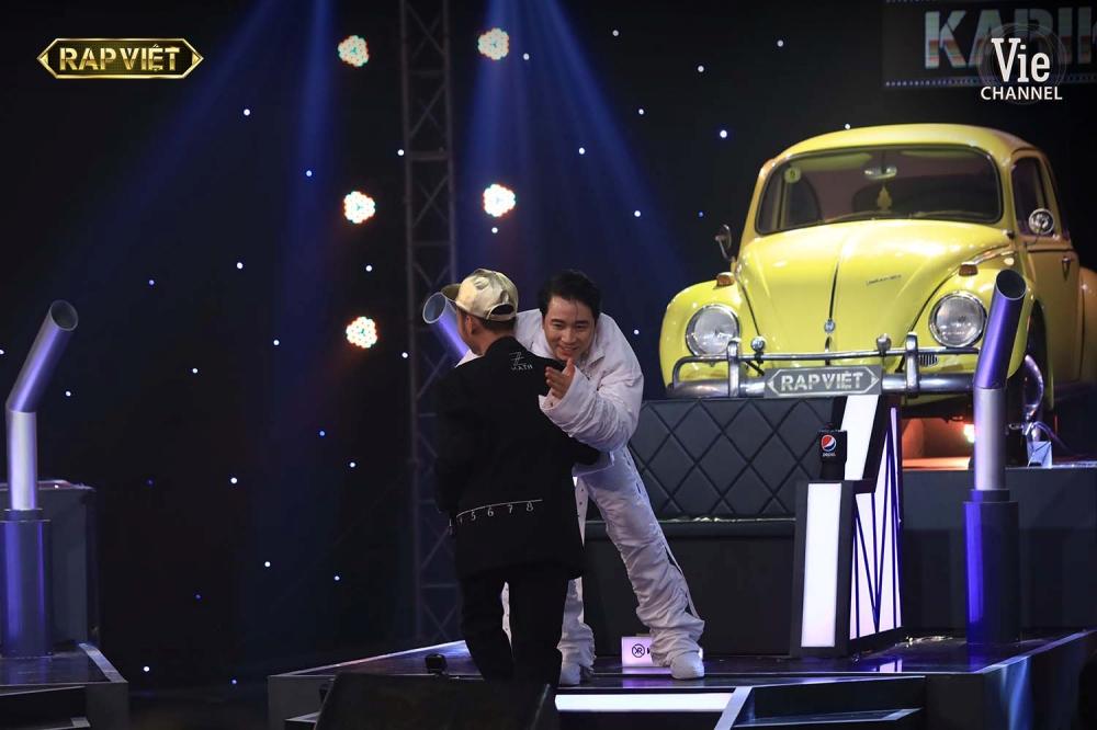 Mải ăn mừng chiến thắng, Wowy mất thí sinh vì Karik tung nón vàng phút chót-7