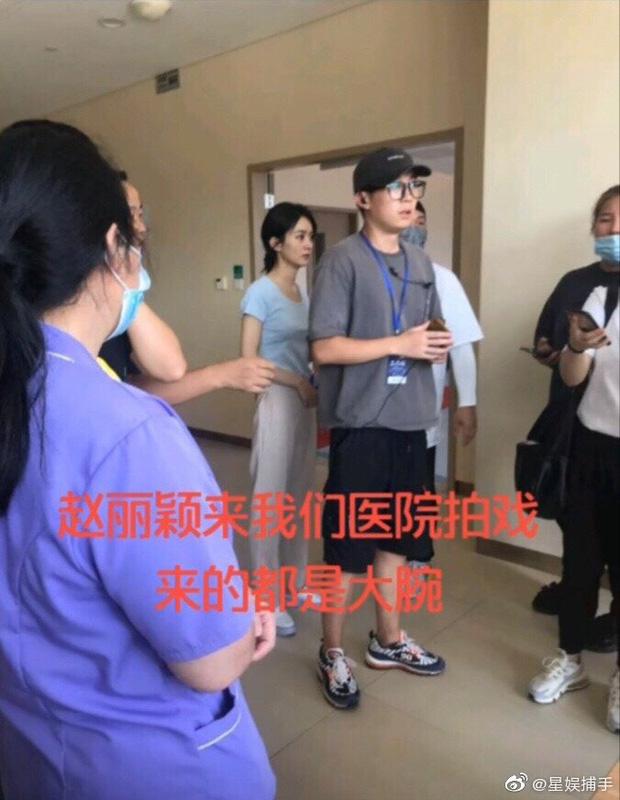 Triệu Lệ Dĩnh xuất hiện gầy đến trơ xương tại phim trường Mê Vụ Kịch Trường-1