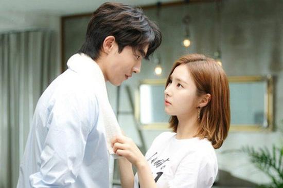 Phấn khởi mang nôi em bé về, tôi rụng rời nhìn cảnh tượng trong nhà và lá thư trên bàn