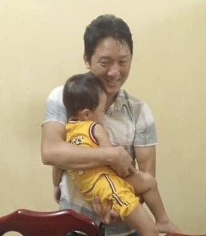 Clip: Giây phút vỡ òa hạnh phúc khi bé trai ở Bắc Ninh bị bắt cóc được đoàn tụ với gia đình-2
