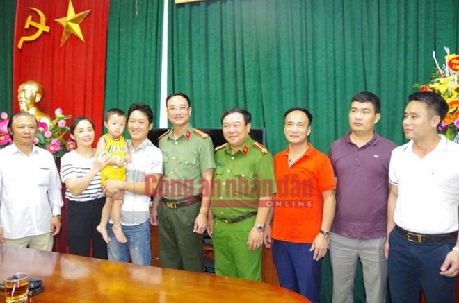 Clip: Giây phút vỡ òa hạnh phúc khi bé trai ở Bắc Ninh bị bắt cóc được đoàn tụ với gia đình-5