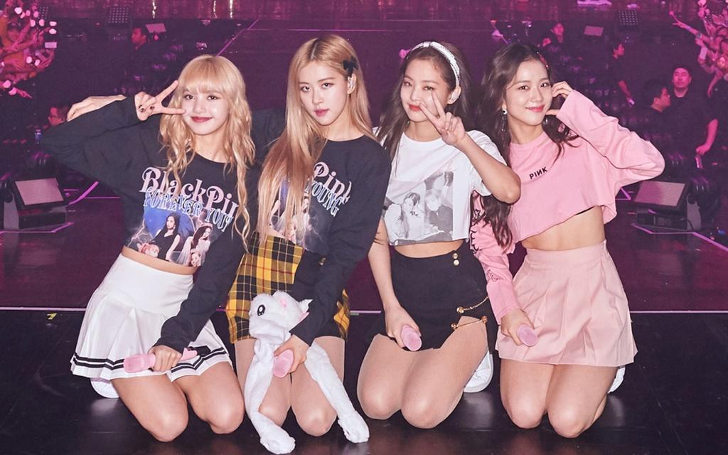 BlackPink là nhóm nhạc thần tượng nổi tiếng đến từ Hàn Quốc. Không chỉ thành công về lĩnh vực âm nhạc, họ còn có sức ảnh hưởng lớn trong làng mốt. Gần đây, South China Morning Post phân tích phong cách của 4 cô gái để tìm ra thành viên thường xuyên bắt kịp xu hướng thời trang và sành điệu nhất. Ảnh: Strait Times.