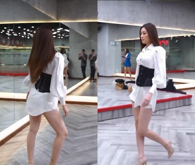 Luyện catwalk thi Miss Universe 2020, Khánh Vân bị chê lên chê xuống-2