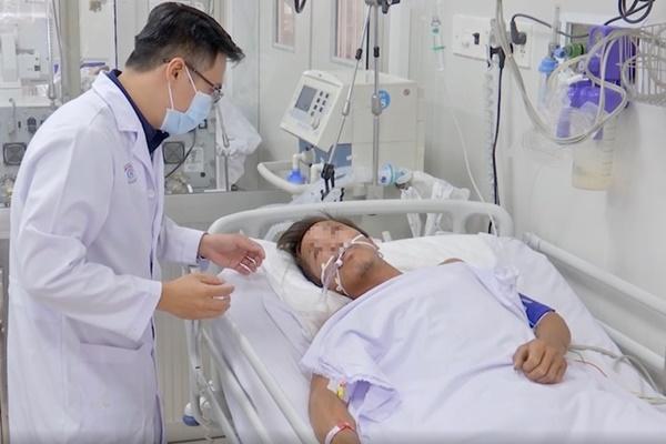 Đang ngủ trong nhà, người đàn ông bị rắn cạp nia bò lên giường cắn-2