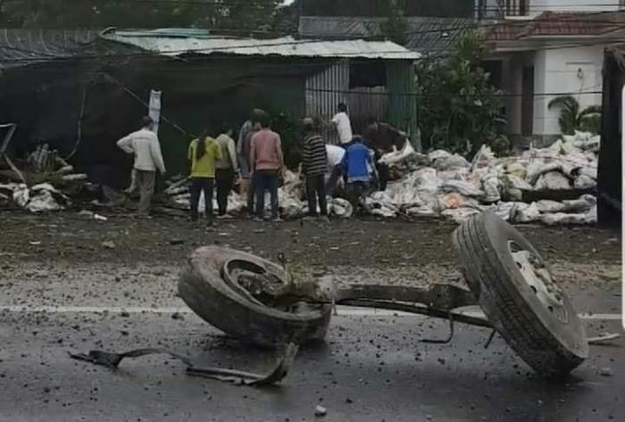 Tai nạn kinh hoàng ở Lâm Đồng: Xe tải lao lên vỉa hè tông người đi bộ tử vong-2