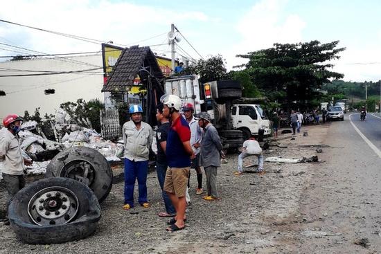 Tai nạn kinh hoàng ở Lâm Đồng: Xe tải lao lên vỉa hè tông người đi bộ tử vong