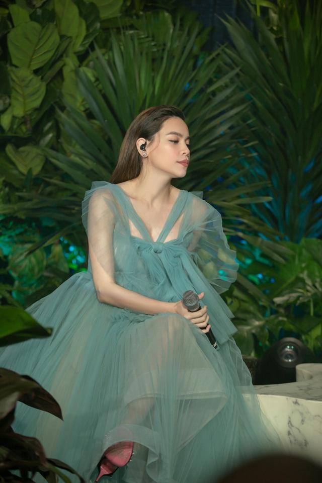 SAO ĐẸP TUẦN QUA: Thanh Hằng thả rông vòng 1 táo bạo - Hà Hồ hóa nàng thơ với đầm xuyên thấu-1