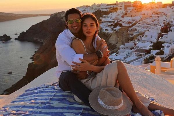 E ấp bên bạn trai, Hoa hậu Hoàn vũ Pia gây sốt với ngực to ngang đầu-9