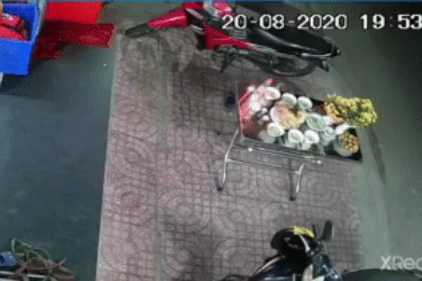 Clip: Màn trộm cắp nhanh như chớp của người phụ nữ áo đỏ trên phố Hà Nội-4