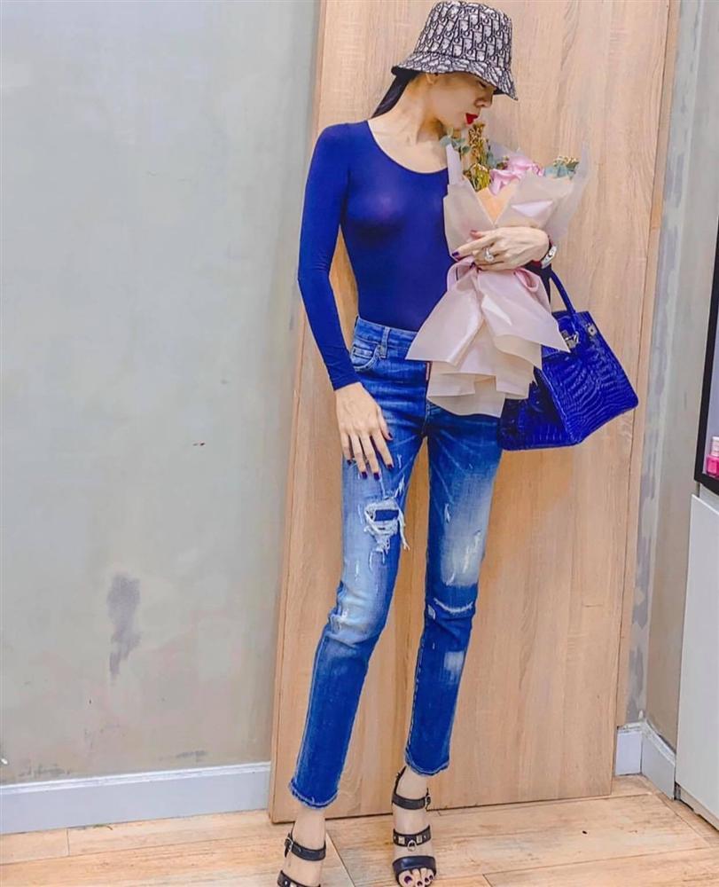 SAO MẶC XẤU: Giữa mùa hè, Phượng Chanel quàng khăn len - Hà Hồ diện đầm cồng kềnh-2