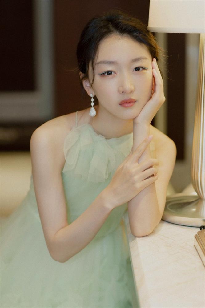 Ảnh hậu 9X Châu Đông Vũ lộ ảnh vào khách sạn với phú nhị đại-9