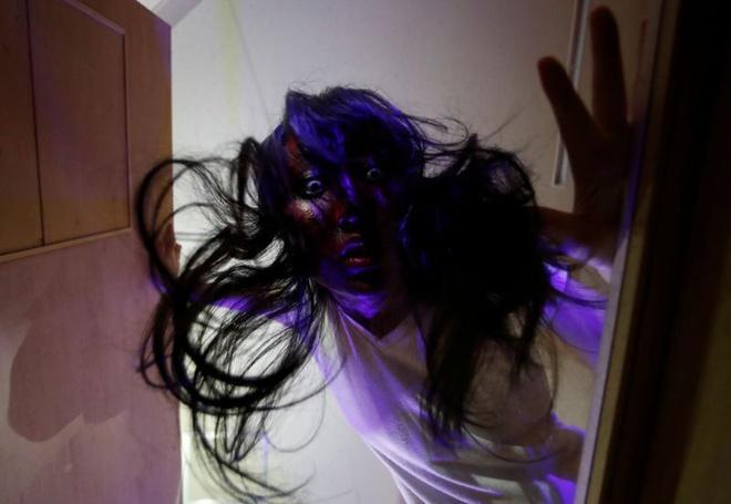 Nằm quan tài để hồn ma hù dọa tháng cô hồn, cách giảm nỗi sợ có 1- 0 - 2 mùa Covid-19-2