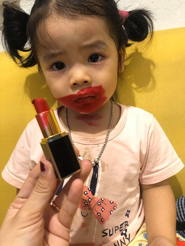 Cứ ngỡ có con gái bớt mệt nhưng nhìn chúng nghịch như giặc thế này thì bố mẹ hóa trầm cảm-3