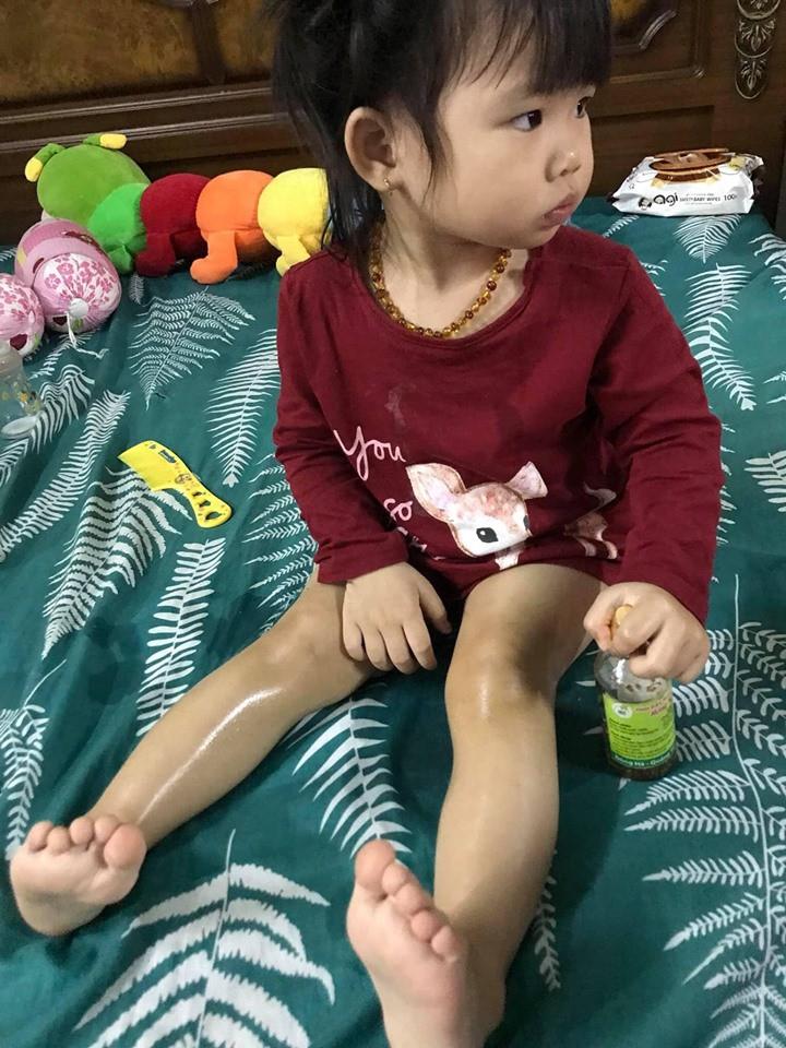 Cứ ngỡ có con gái bớt mệt nhưng nhìn chúng nghịch như giặc thế này thì bố mẹ hóa trầm cảm-7