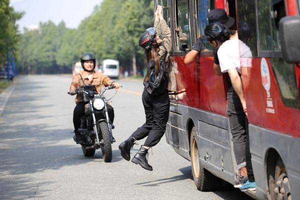Sao Việt gặp tai nạn khi đóng cảnh với xe-3