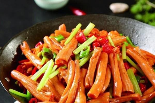 Miu Lê khoe 2 nồi bắp bò kho trứng với cùi dừa ‘siêu to khổng lồ’ khiến dân tình phát thèm-2