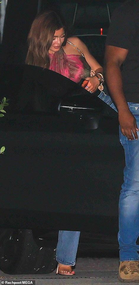 Chị em Kendall Jenner dự tiệc giữa lúc giãn cách xã hội-2