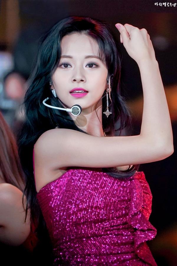 Tzuyu chính là gương mặt được săn đón nhất mỗi lần Twice có hoạt động tại Nhật Bản. Trong những sự kiện fanmeeting, số lượng fan xếp hàng để được gặp Tzuyu luôn dài nhất nhóm. Tên tuổi nữ idol thường xuyên xuất hiện ở top tìm kiếm các trang mạng Nhật Bản. Không chỉ hút fan boy, Tzuyu còn rất được lòng các chị em phụ nữ, đặc biệt là các fan lớn tuổi. Nhiều fan gọi Tzuyu là 