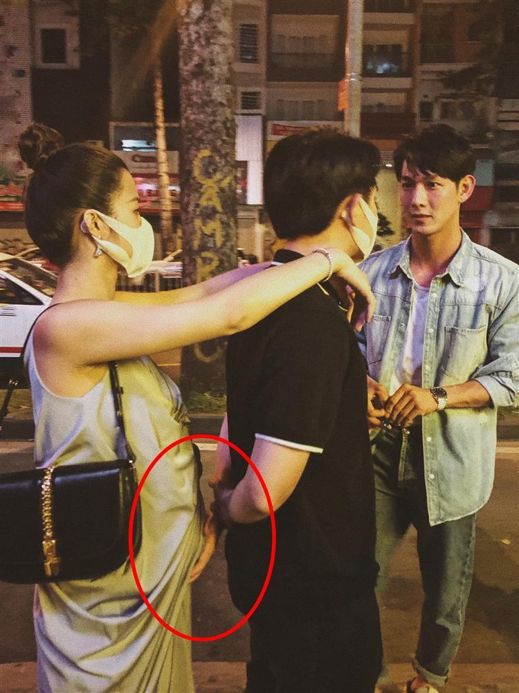 Ảnh Ông Cao Thắng lén xoa bụng bầu Đông Nhi ngoài đường gây sốt-1