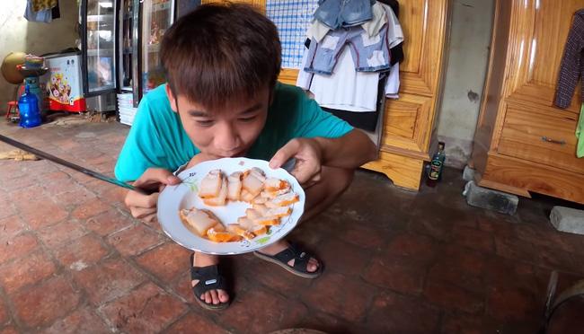 Hưng Vlog bị chỉ trích vì clip đổ nước ngọt vào cơm, dân mạng soi tình tiết bà Tân tức giận ra mặt-3