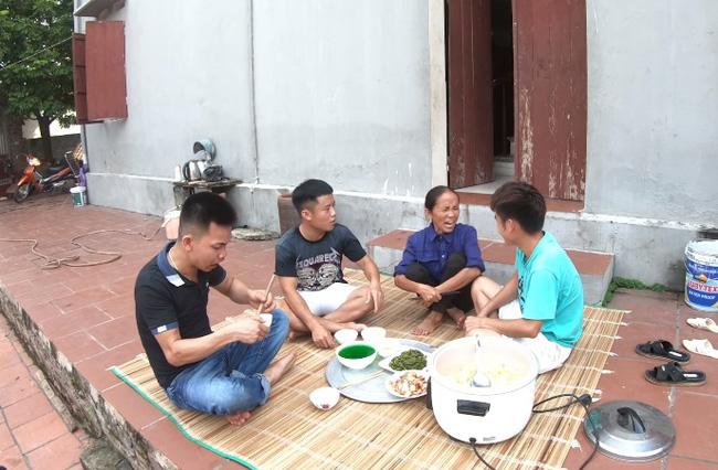 Hưng Vlog bị chỉ trích vì clip đổ nước ngọt vào cơm, dân mạng soi tình tiết bà Tân tức giận ra mặt-2