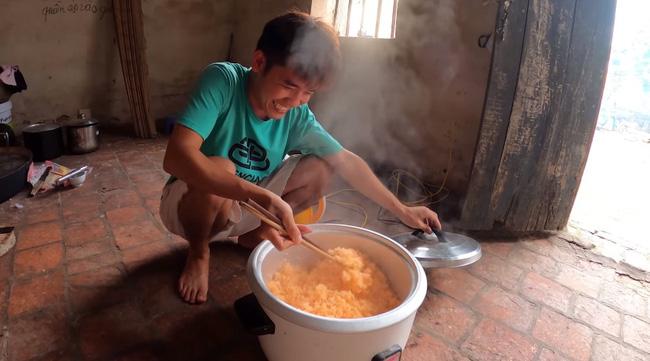 Hưng Vlog bị chỉ trích vì clip đổ nước ngọt vào cơm, dân mạng soi tình tiết bà Tân tức giận ra mặt-1