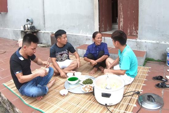 Hưng Vlog bị chỉ trích vì clip đổ nước ngọt vào cơm, dân mạng soi tình tiết bà Tân tức giận ra mặt