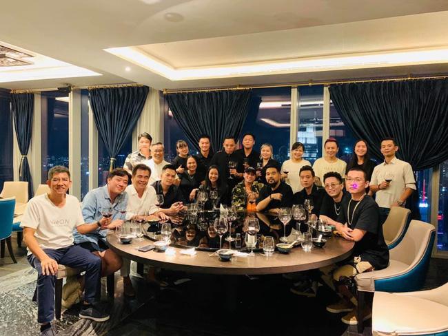 Ơn giời, cuối cùng cả êkip Rap Việt cũng chịu thay quần áo rồi!-3