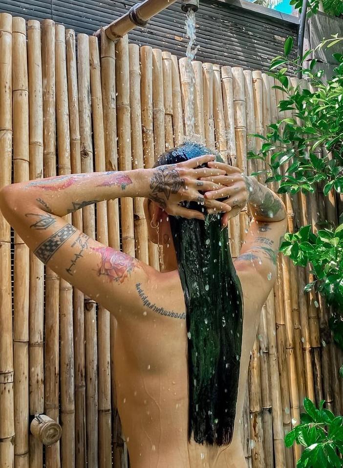 Cùng khoe ảnh lột đồ, BB Trần và tình đồng giới gây chú ý với body vạm vỡ-8