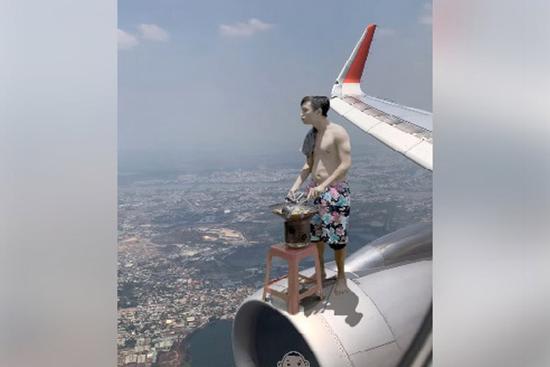 Thanh niên khoe tài xào rau trên cánh máy bay, bị nhắc 'trên đấy lạnh, cẩn thận ốm'