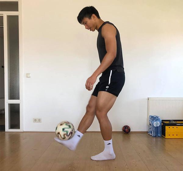 Ảnh HOT nhất ngày: Thầy Park đứng lên ghế đọ chiều cao với Đoàn Văn Hậu-3