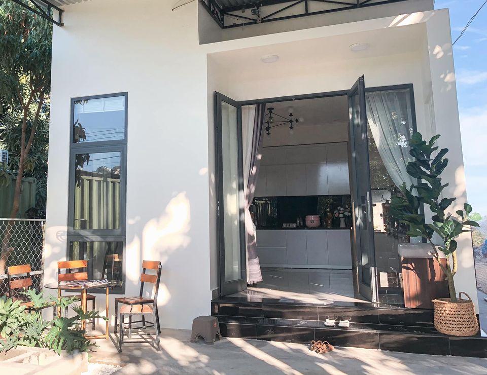 Vợ thiết kế, chồng phụ tá xây dựng ngôi nhà 450 triệu view biển cực chill-1