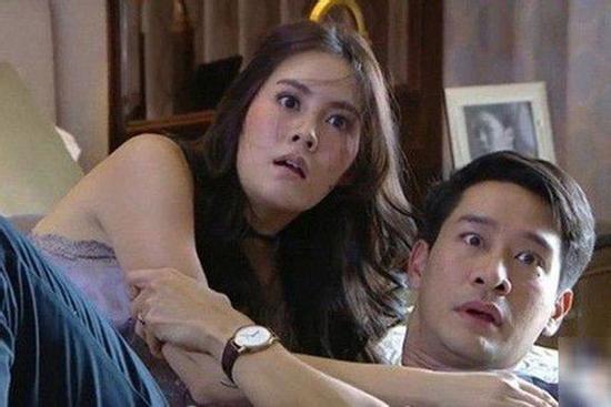 Chồng trốn dưới gầm giường bắt quả tang vợ, nghe tiếng ú ớ lao ra thì chết ngất