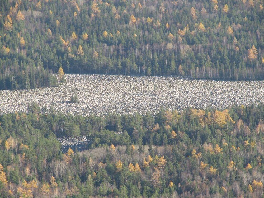 Nằm ở vùng Chelyabinsk Oblast, Nga, dòng sông Big Stone kéo dài 6 km nhưng không có một giọt nước, thay vào đó là hàng triệu tảng đá lởm chởm. Sông có chiều rộng trung bình 200 m, có khúc rộng tới 700 m. Dòng sông thú vị này là một trong những điểm đến ấn tượng du khách tại Nga. Ảnh: Shutterstock.