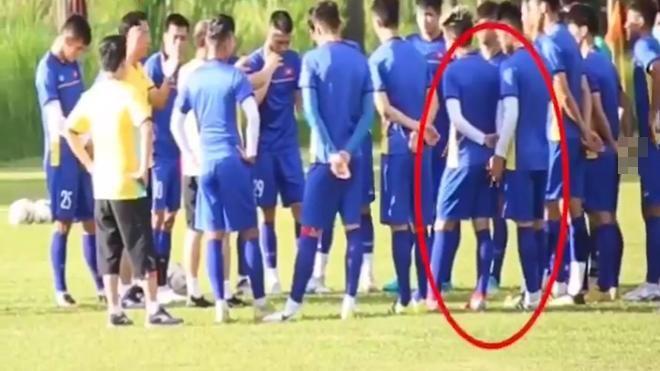 Góc chụp quá căng khiến 2 cầu thủ Hà Nội FC bị lầm tưởng đang đóng phim người lớn-3